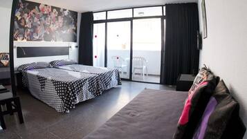 Een bureau, gratis wifi, beddengoed