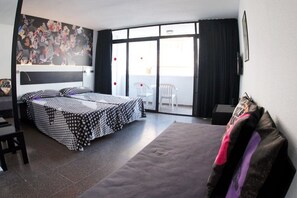 Een bureau, gratis wifi, beddengoed