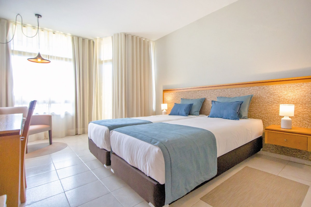 Twin Room | Peti besi dalam bilik, meja, seterika/papan seterika, Wi-fi percuma