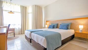 Habitación con 2 camas individuales | Caja fuerte, escritorio, tabla de planchar con plancha y wifi gratis