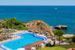 Una piscina techada, 3 piscinas al aire libre