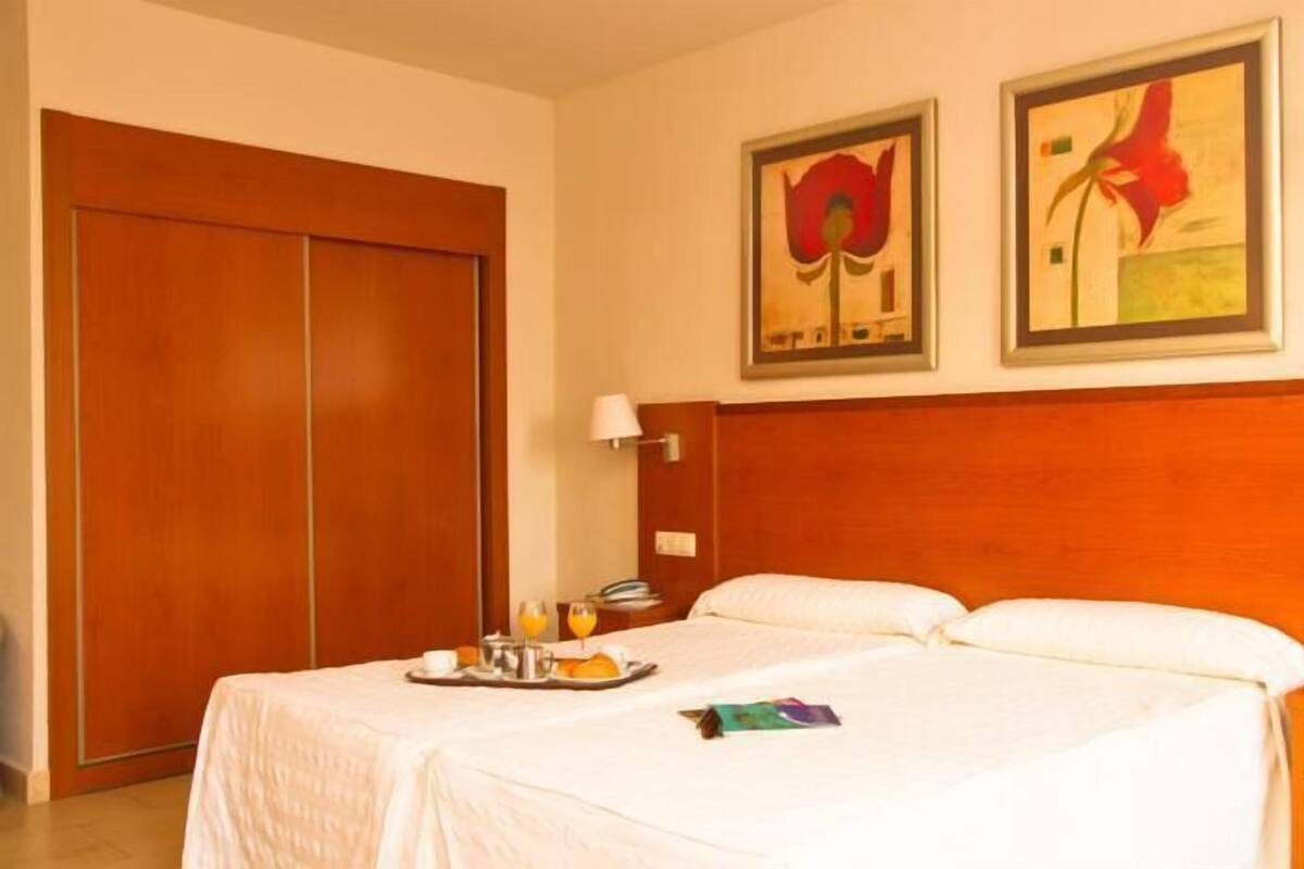 Minibar, escritorio, cortinas blackout y insonorización