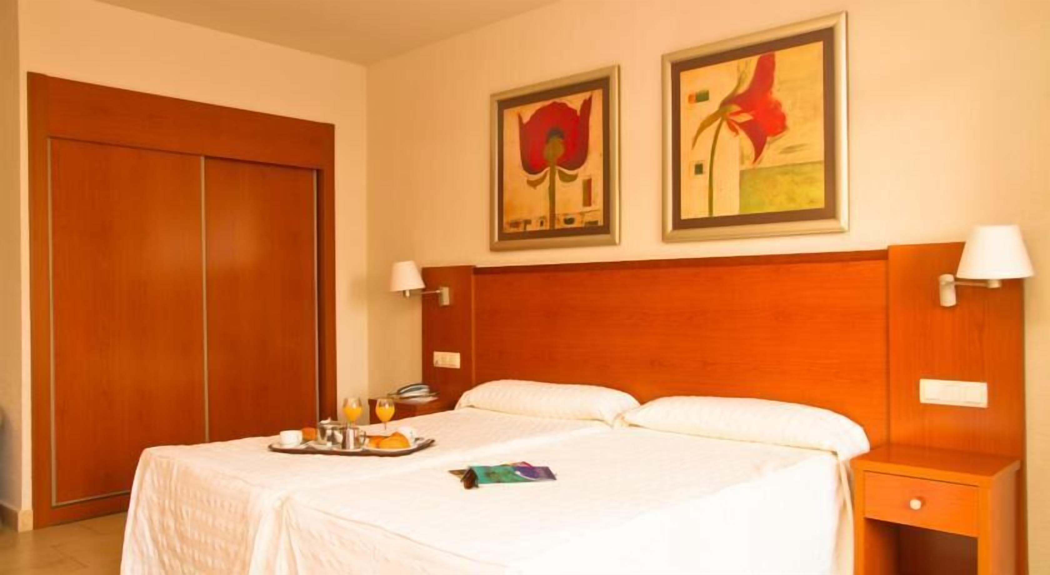 Minibar, escritorio, cortinas blackout y insonorización 