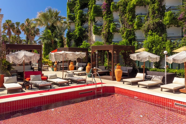 Indoor pool, 3 outdoor pools, pool umbrellas, sun loungers
