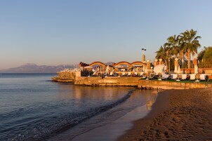 Una spiaggia nelle vicinanze, lettini da mare, ombrelloni