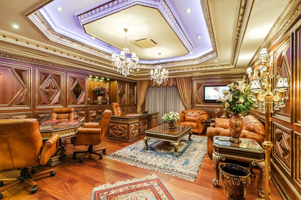 Suite Royale, 2 chambres | Centre d’affaires dans la chambre