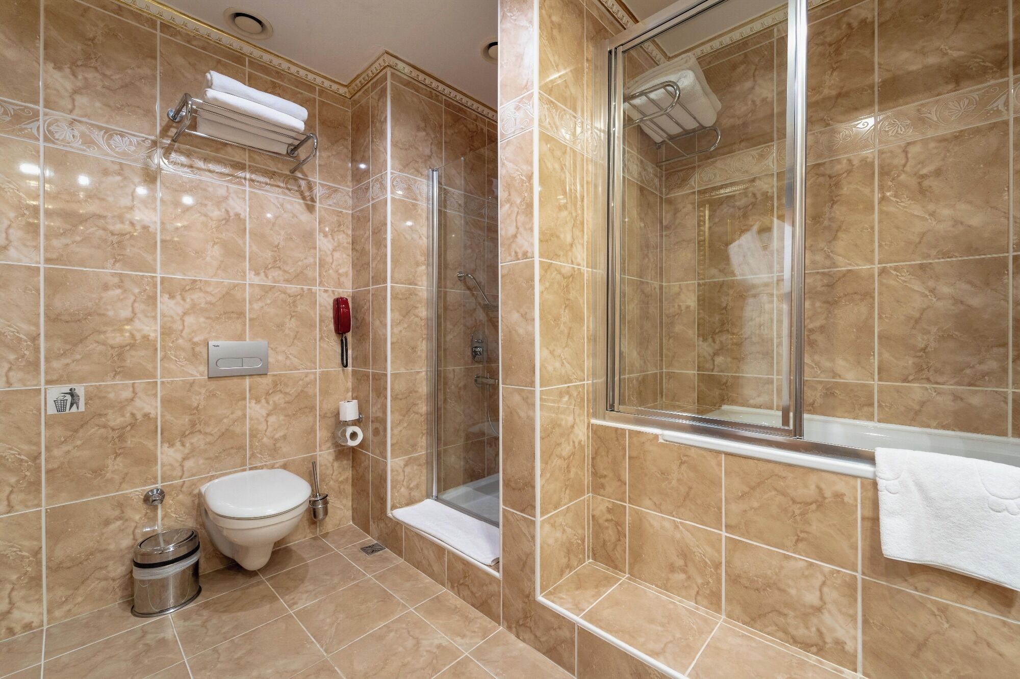 Een badkamer met toilet, bidet en een douchecabine.