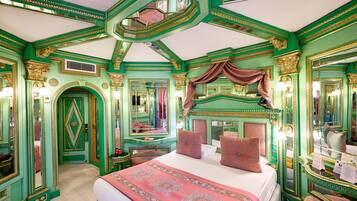 Zimmersafe, Schreibtisch, Verdunkelungsvorhänge, kostenloses WLAN