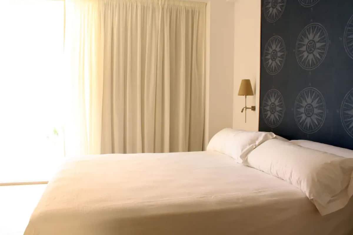 Premium bedding, in-room safe, desk, blackout drapes