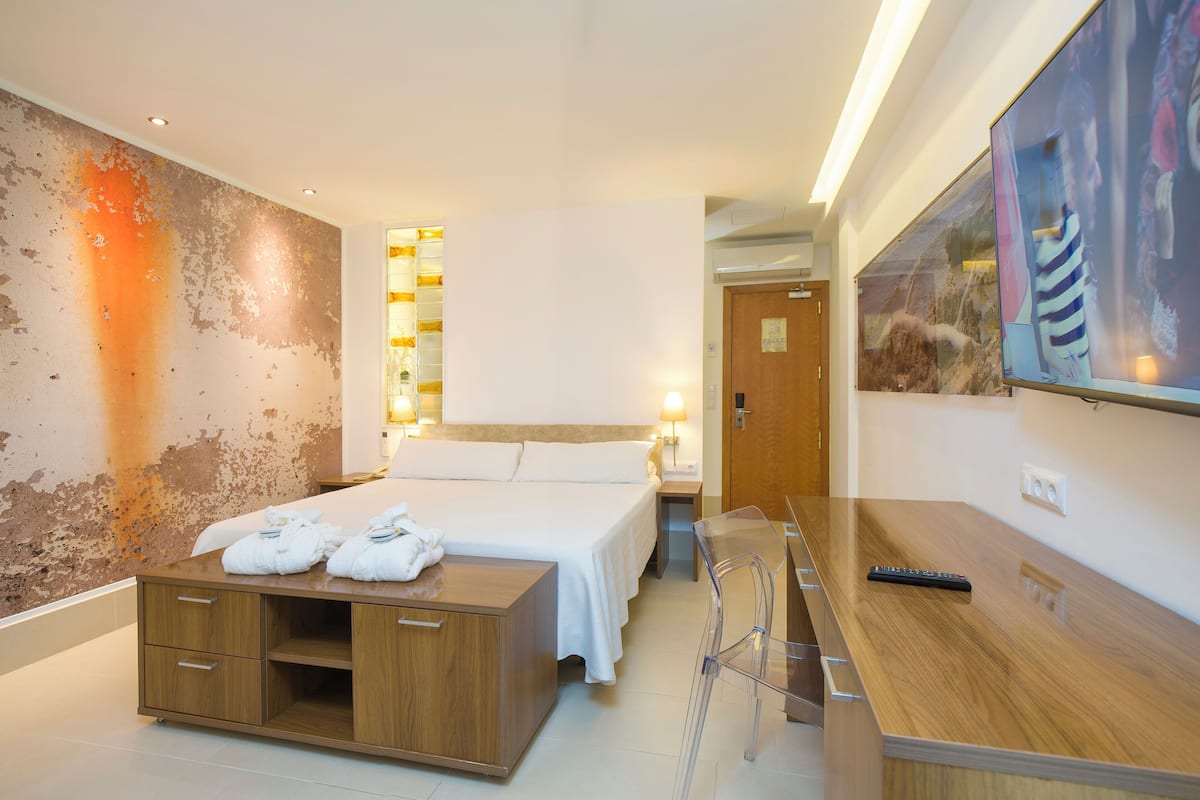 Grand Superior | Premium bedding, in-room safe, desk, blackout curtains