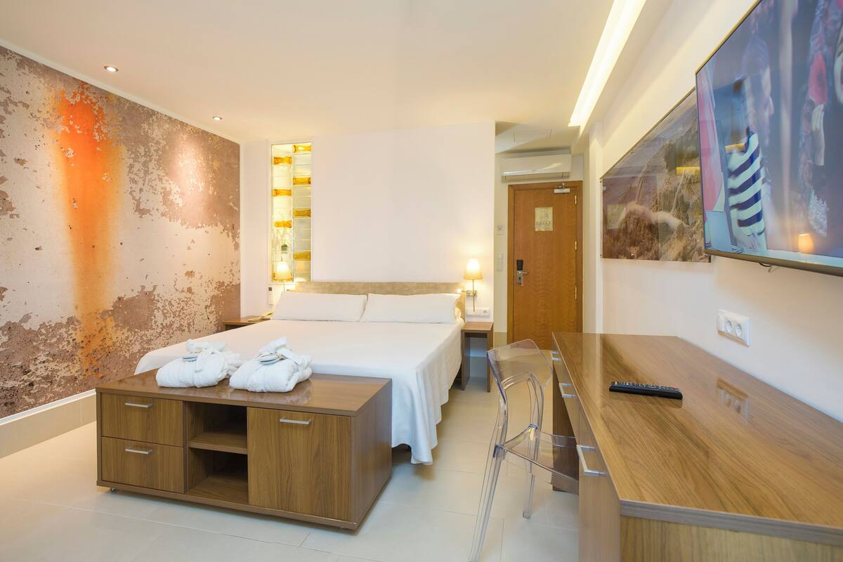 grand superior | premium bedding, in-room safe, desk, blackout curtains