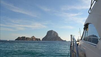 Un bote con vista despejada a islas rocosas en la distancia.