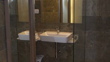 Superior Room | Bathroom | Free toiletries, hair dryer, slippers, bidet