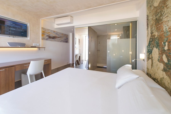 Ropa de cama de alta calidad y caja de seguridad en la habitación