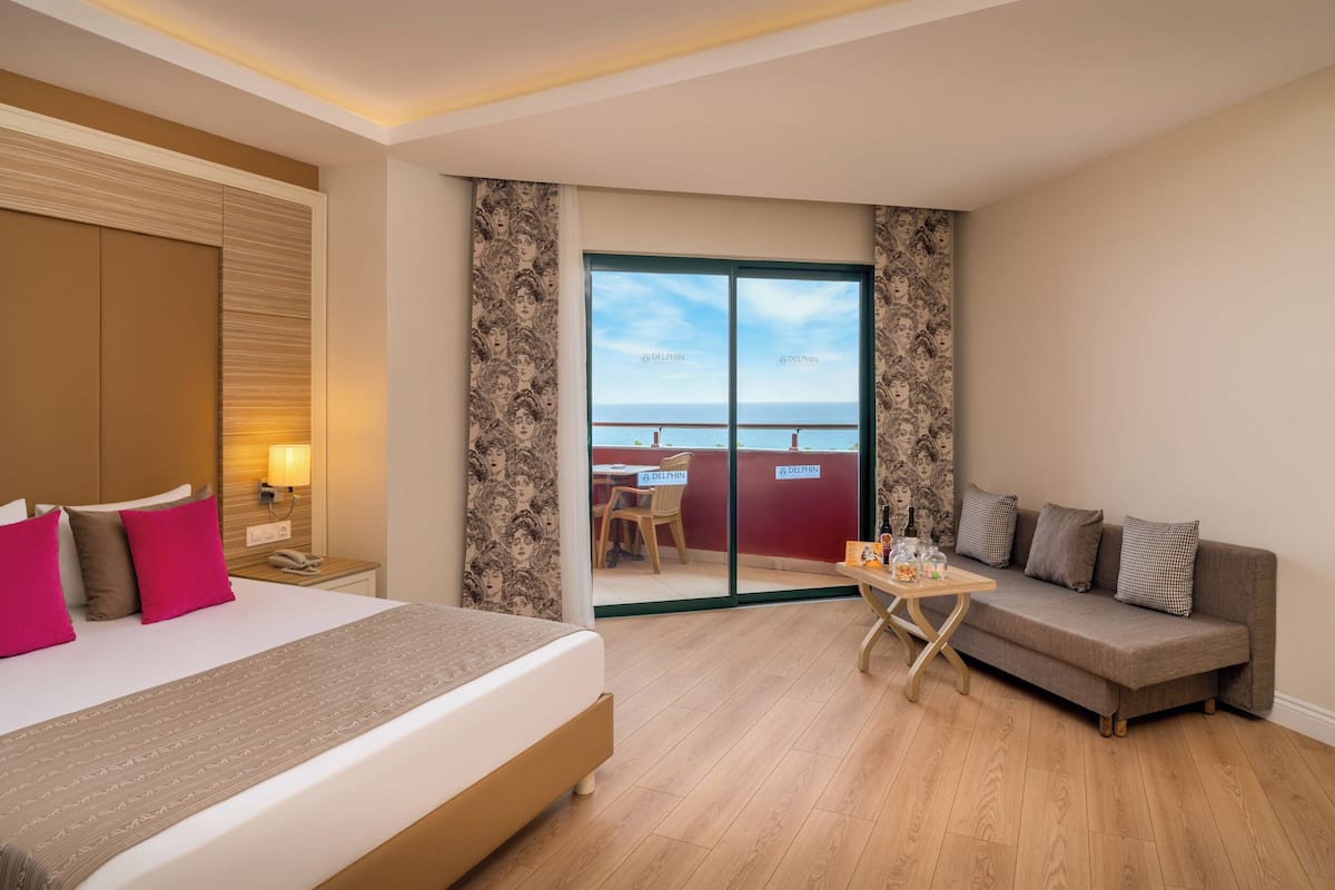 Family Room | Minibar, in-room safe, soundproofing, free cribs/infant beds