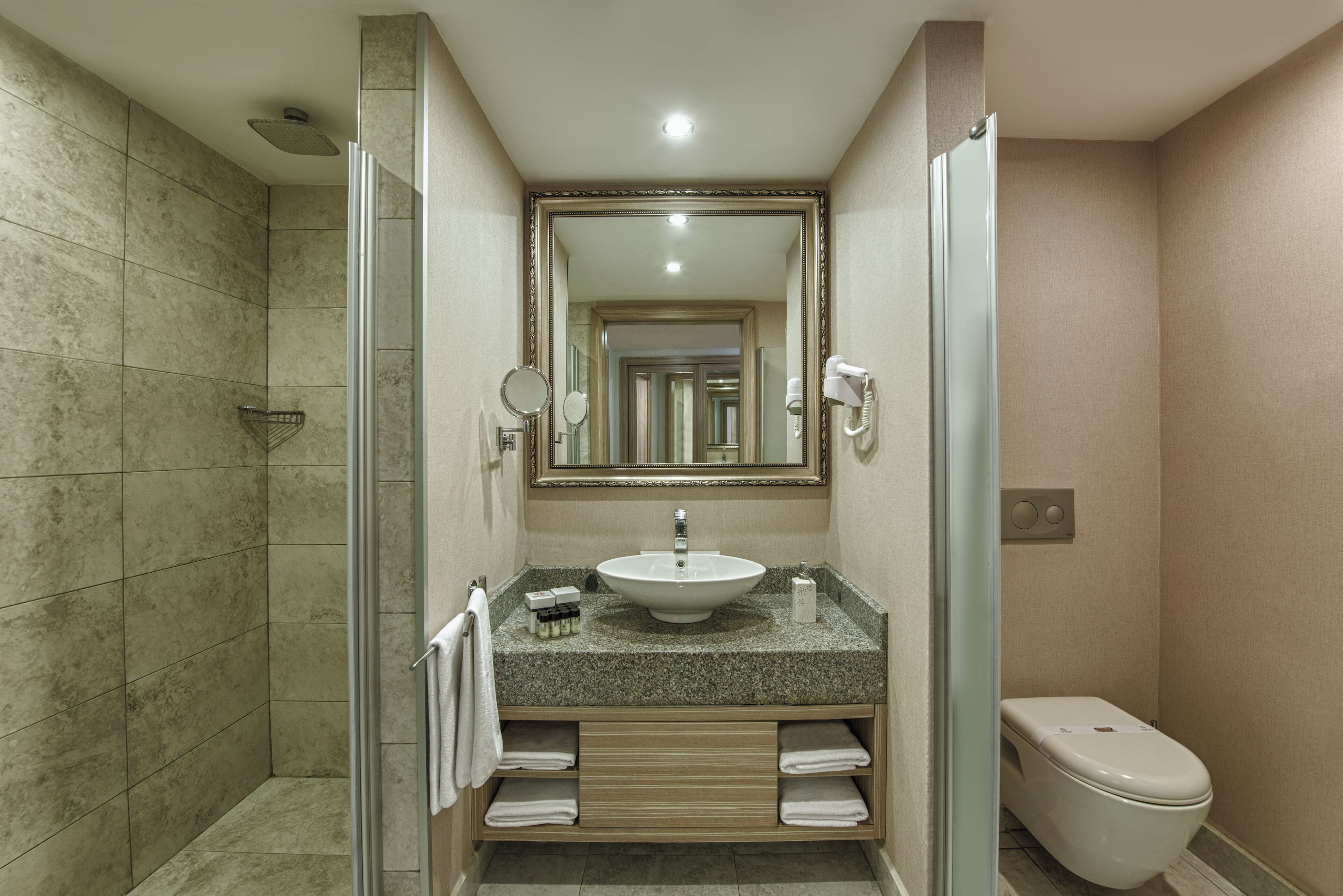 Salle de bain | Ensemble baignoire-douche, articles de toilette (gratuits)