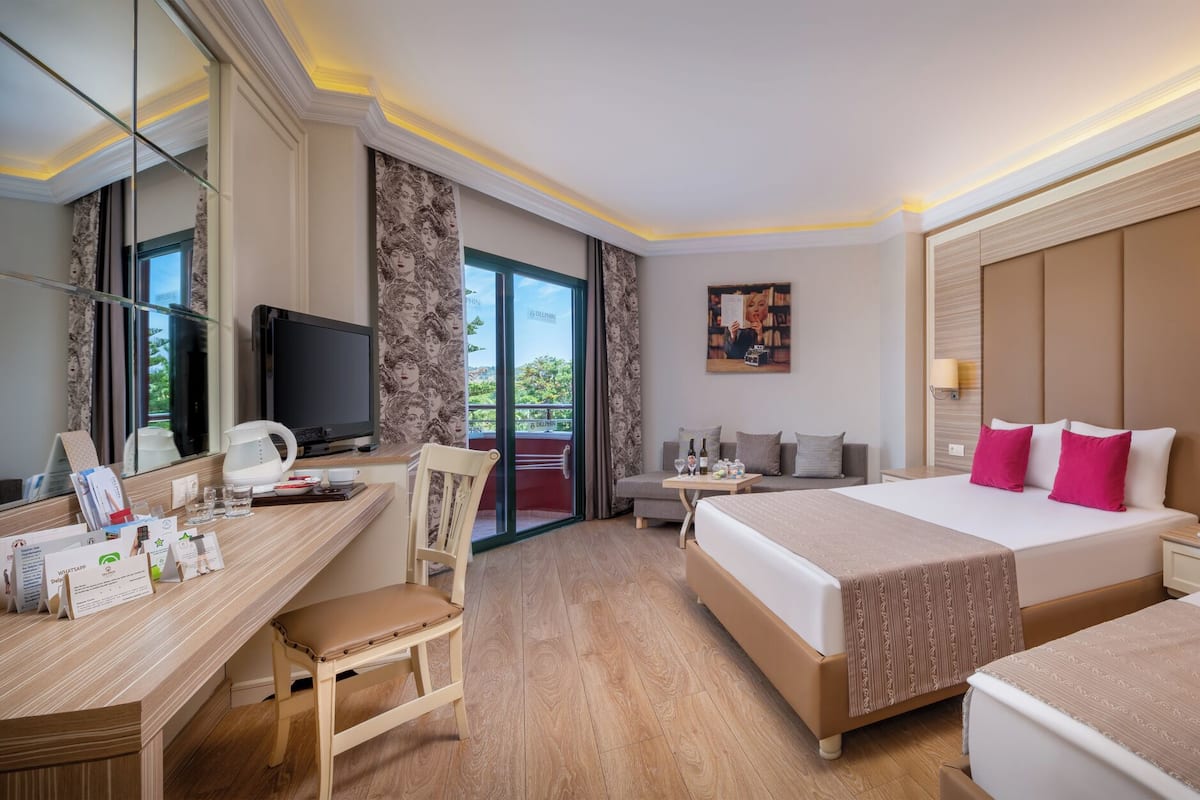 Standard Room | Minibar, in-room safe, soundproofing, free cribs/infant beds