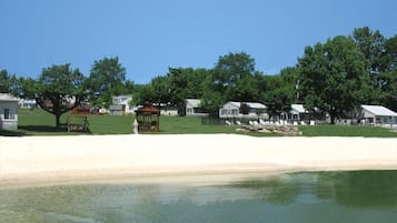 Een privéstrand, strandlakens, duiken, waterskiën