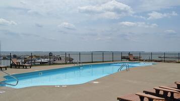 3 outdoor pools, open 8:00 AM to 9:30 PM, pool umbrellas, pool loungers