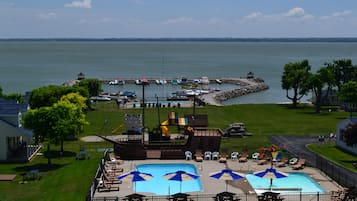 Deluxe-huone, 2 keskisuurta parisänkyä | Terassi/patio