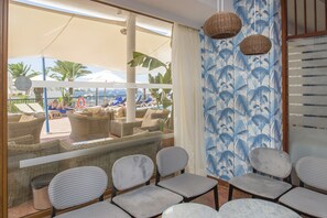 Bar à beira da piscina