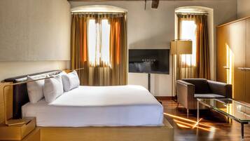 Loft | Premium bedding, minibar, in-room safe, blackout drapes