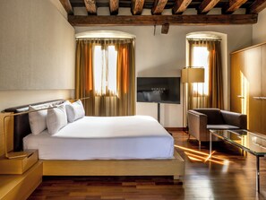 Loft | Premium bedding, minibar, in-room safe, blackout curtains - Mercer House Bòria Bcn (Barcelona)