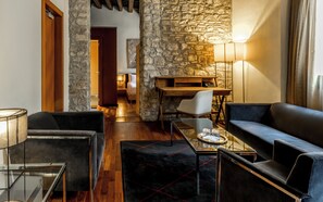 Suite júnior | Sala d'estar | Televisor intel·ligent de 50 polzades amb canals digitals i Netflix 