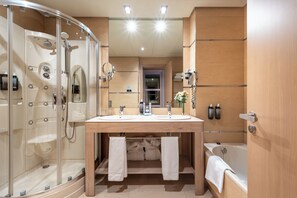 Bañera y ducha independientes, cabezal de ducha con hidromasaje