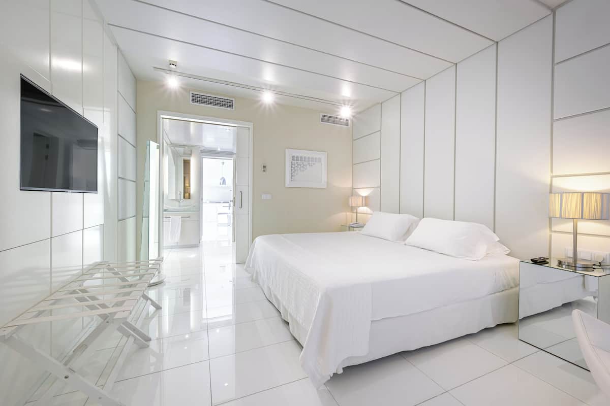 suite casablanca | 1 bedroom, premium bedding, down duvets, select comfort beds