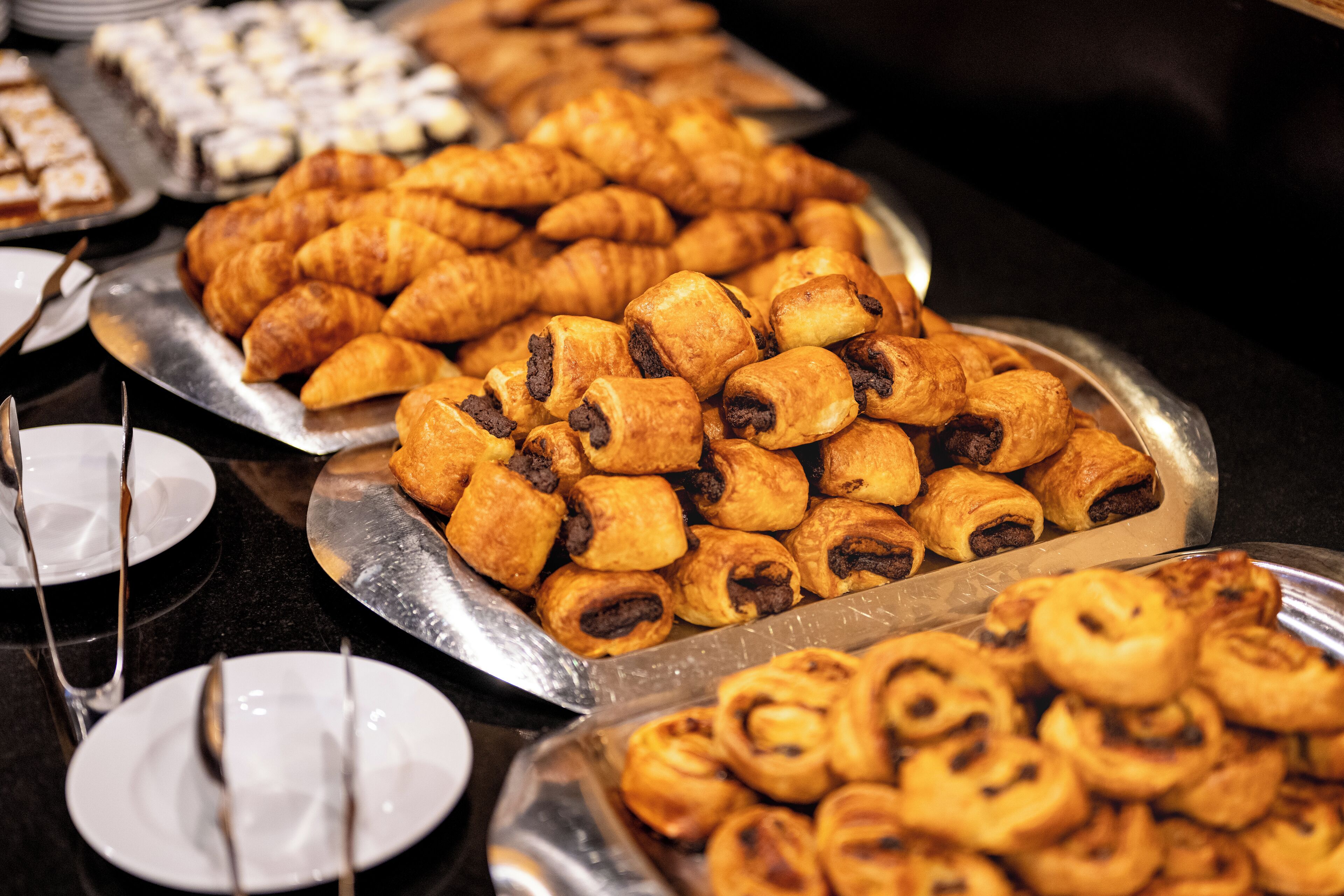 Un bufé con diversos pasteles y postres.