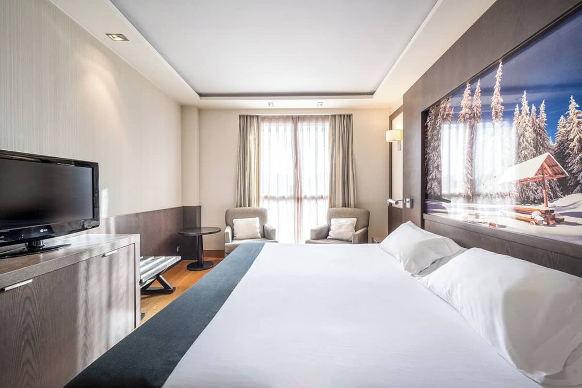 Habitación doble estándar | Ropa de cama de alta calidad, edredón, camas Select Comfort y minibar