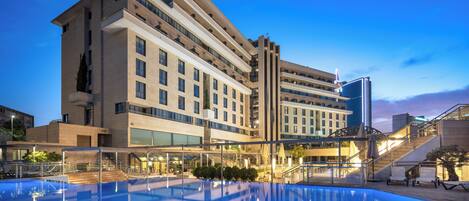 Een seizoensgebonden buitenzwembad