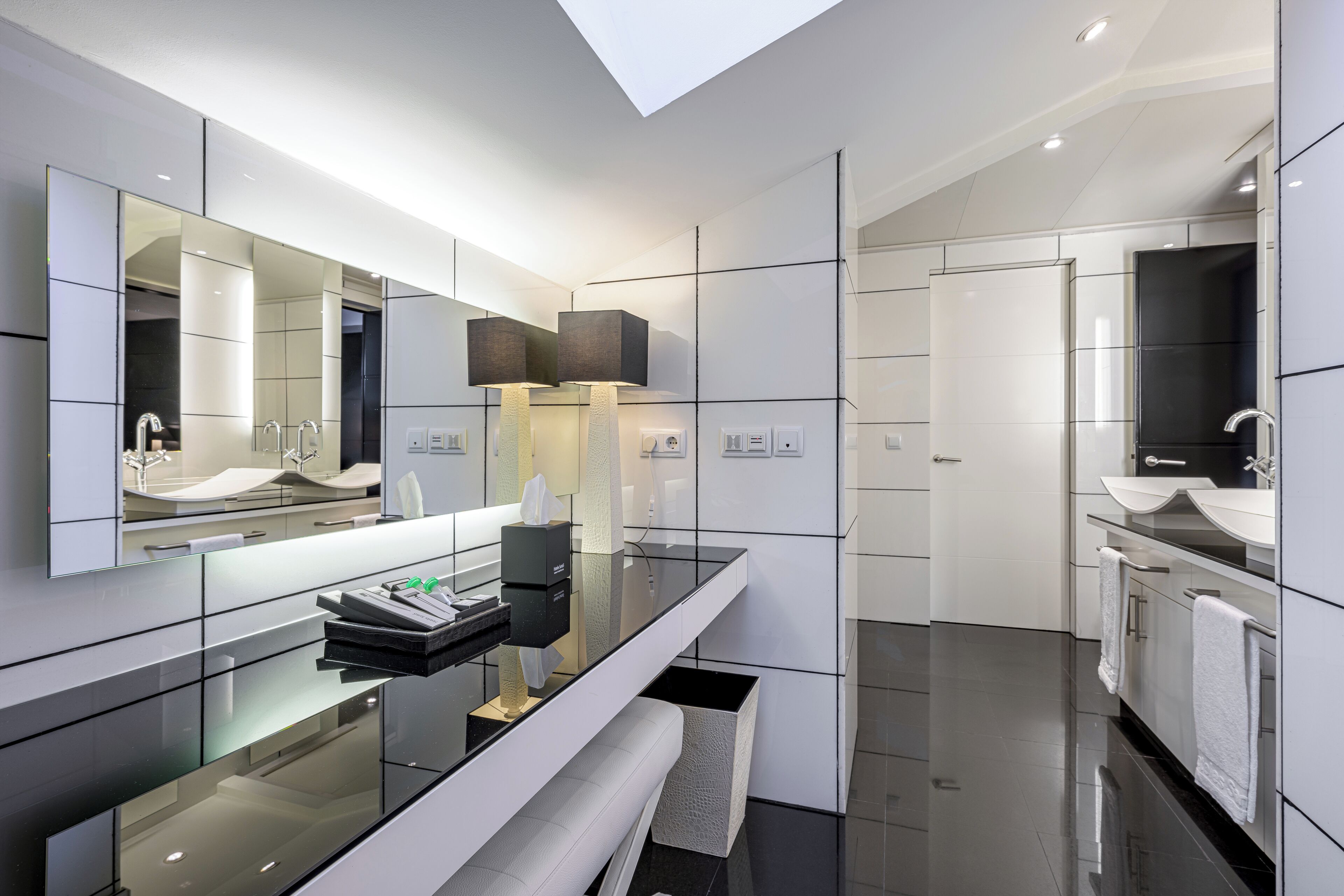 suite las damas | bathroom | separate bathtub and shower, free toiletries, hair dryer, bidet