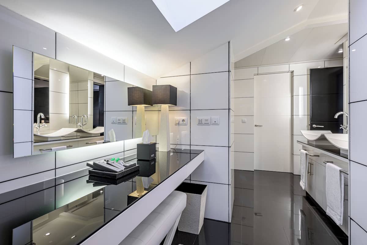 suite las damas | bathroom | separate bathtub and shower, free toiletries, hair dryer, bidet