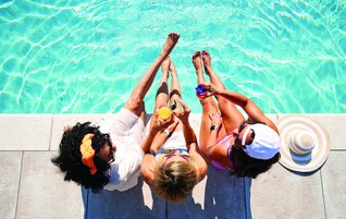 Una piscina techada, una piscina al aire libre de temporada