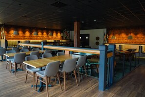 2 restaurants, breakfast, dinner served; American cuisine - Sawmill Creek by Cedar Point Resorts (Huron)