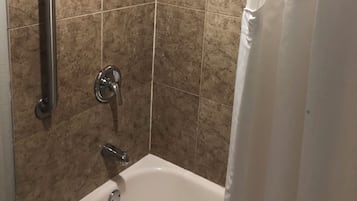 Combined shower/tub, free toiletries, hair dryer, towels