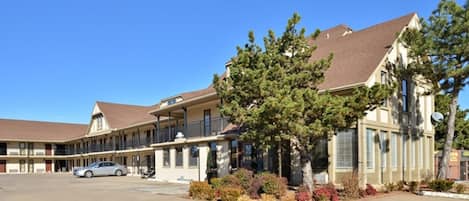 A motel with a central building and a parking lot.