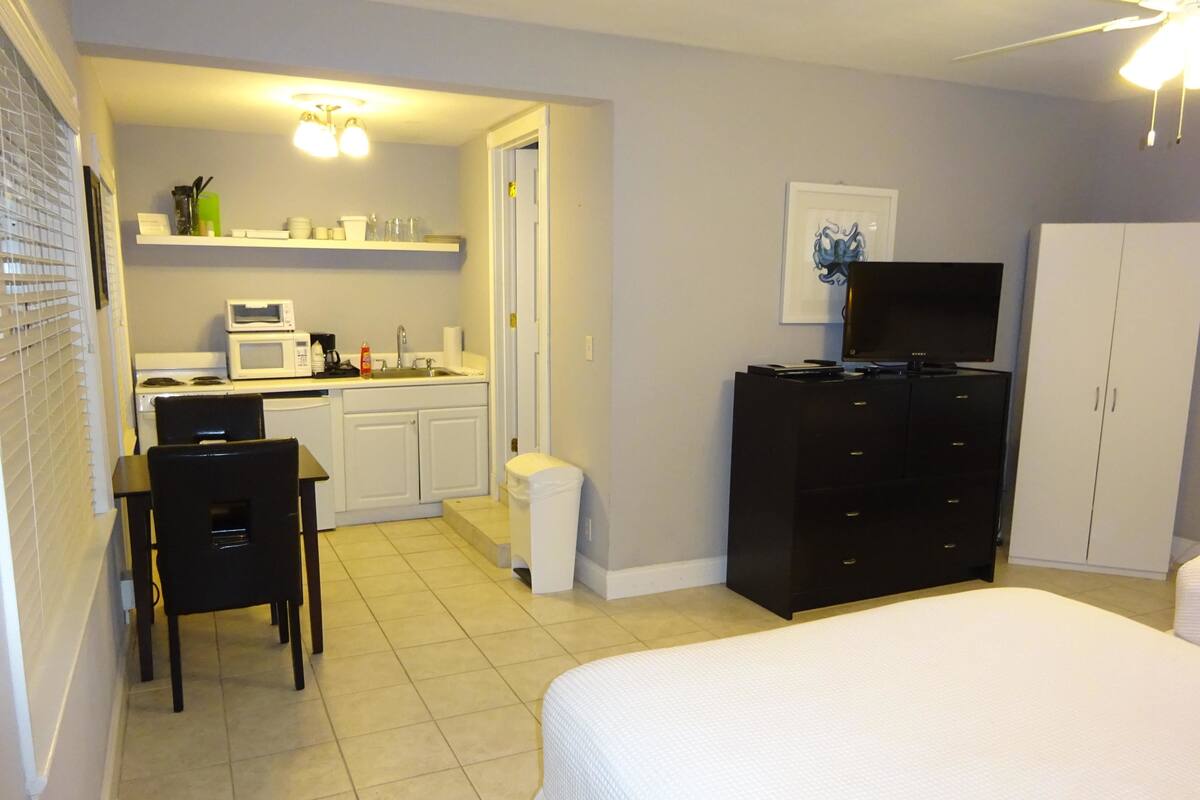Standard Room, 1 Bedroom, Non Smoking (Jr Suite) | Free WiFi