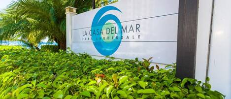 Un letrero de La Casa Del Mar Fort Lauderdale con un logotipo y texto.