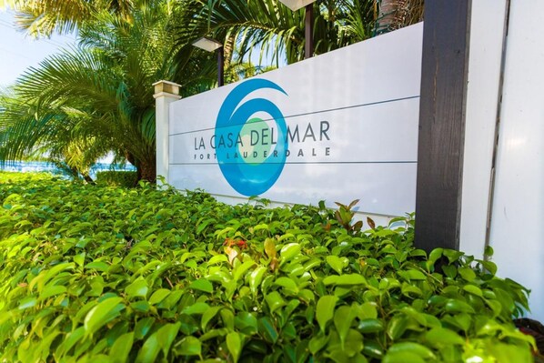 Un letrero de La Casa Del Mar Fort Lauderdale con un logotipo y texto.