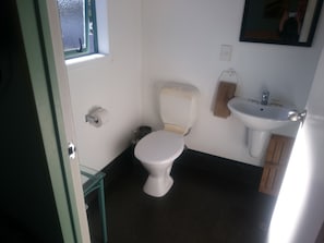 Standard Room, 1 Double Bed, Ensuite | Bathroom | Towels