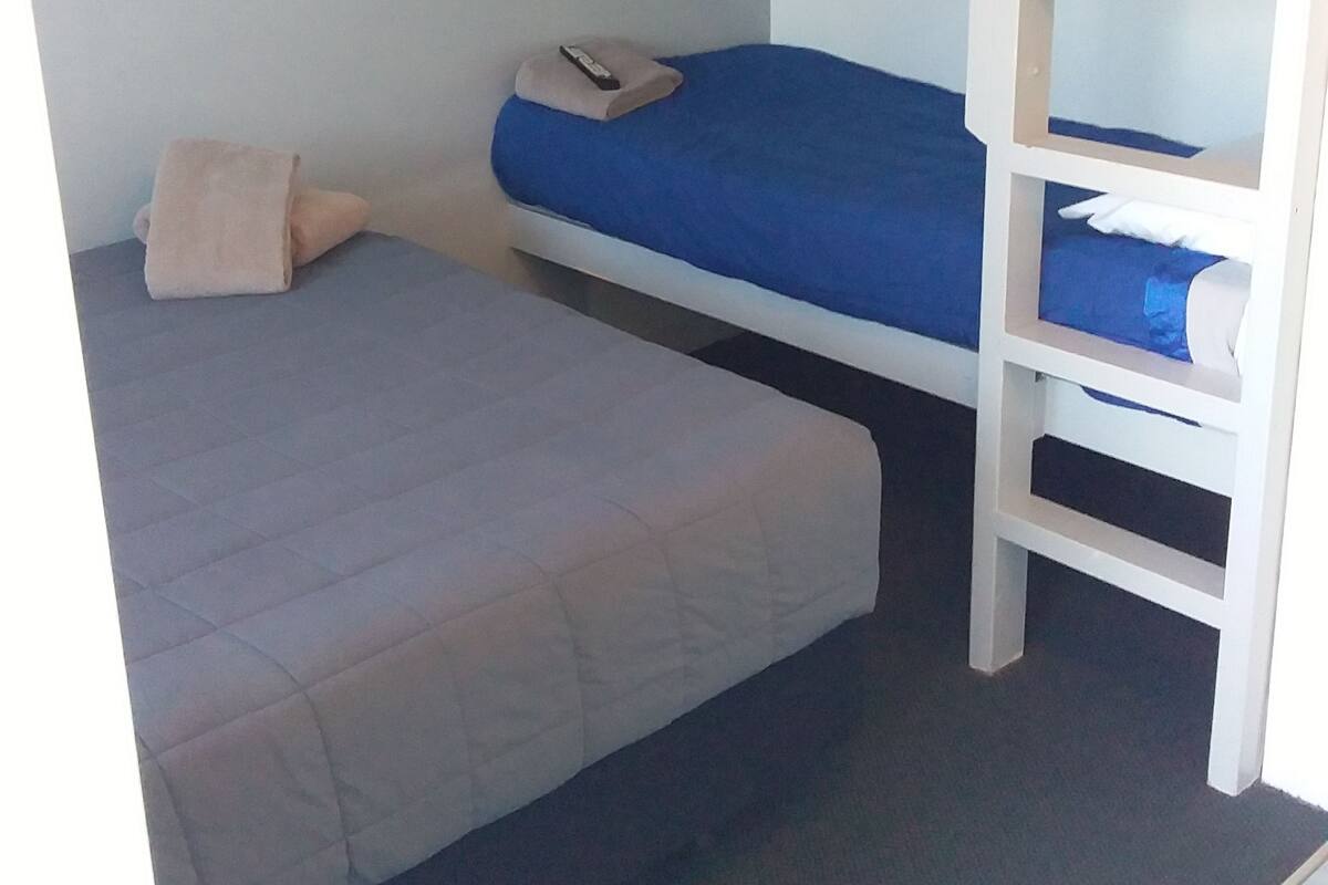 Comfort Triple Room, Ensuite, Corner | Free WiFi, bed sheets