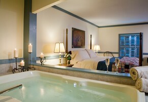 Tabla de planchar con plancha, wifi gratis, ropa de cama y despertador 