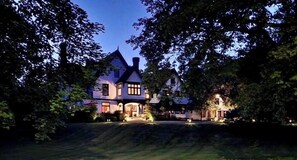 Front of property - Manor House Inn (Norfolk)