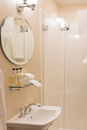 Premium-sviitti, 1 suuri parisänky, oma kylpyhuone, näköala puutarhaan | Kylpyhuone | Designer-hygieniatuotteet, hiustenkuivaaja, pyyhkeet