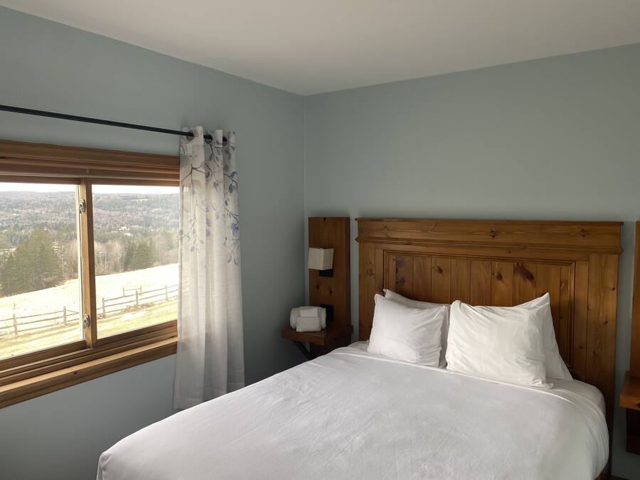 Suite clásica, 2 habitaciones, refrigerador y microondas, vista a la montaña | Ropa de cama de alta calidad, edredón y decoración personalizada