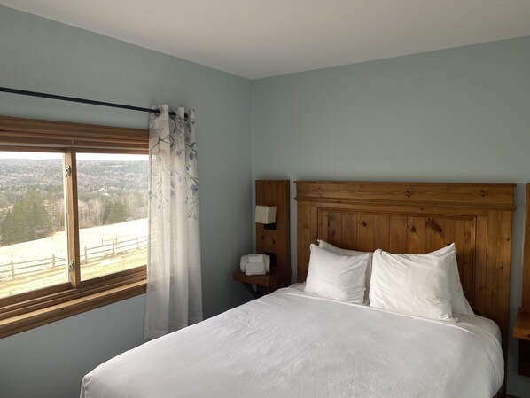 Suite clásica, 2 habitaciones, refrigerador y microondas, vista a la montaña | Ropa de cama de alta calidad, edredón y decoración personalizada 