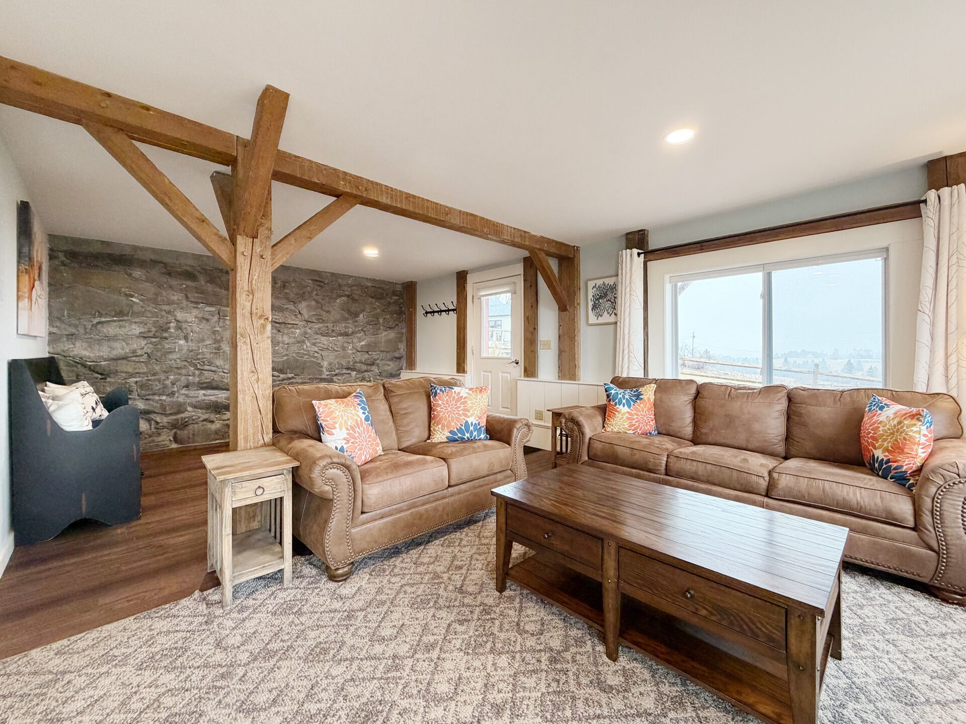 Suite Premium, 2 chambres, patio, vue montagne | Coin séjour | TV connectée de 24 pouces avec chaînes numériques
